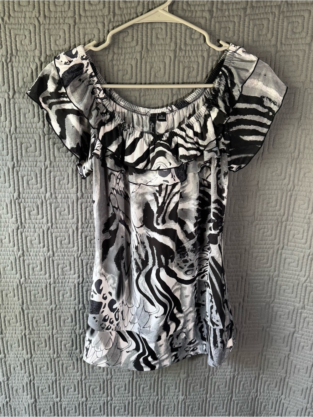 Essentials By Milano Blouse Women’s Small Grey Gray Black Ruffled Gathered Neck